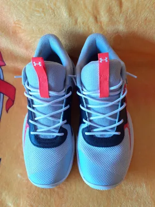 Zapatillas Under Armour grises y rojas