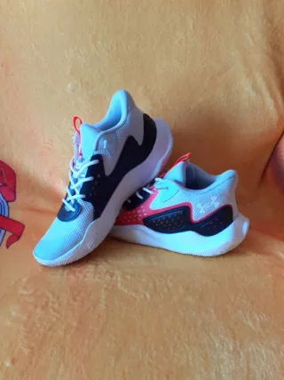 Zapatillas Under Armour grises y rojas