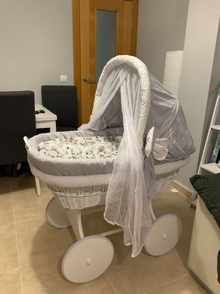 Cuna carretilla blanca con ruedas