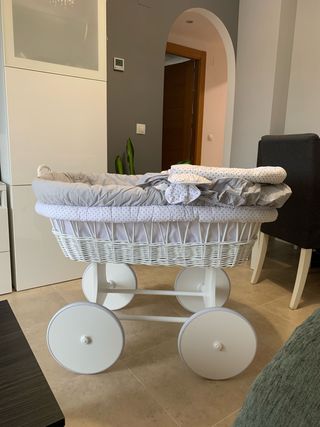 Cuna carretilla blanca con ruedas