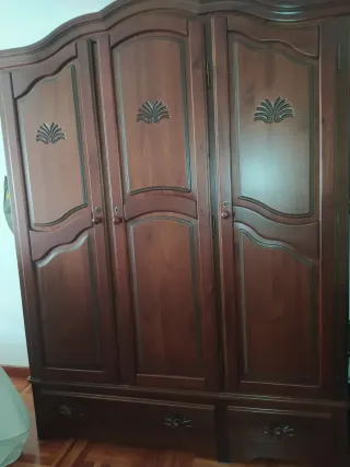 Muebles de dormitorio madera oscura.
