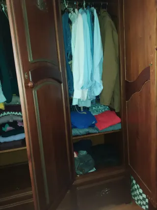 Muebles de dormitorio madera oscura.