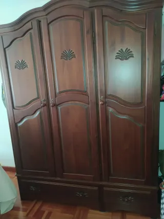 Muebles de dormitorio madera oscura.