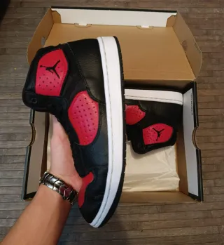 Jordan 1 Access negras y rojas – Talla 40.5