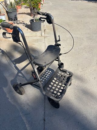 Andador con asiento y cesta