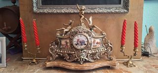 Reloj de sobremesa antiguo con figuras