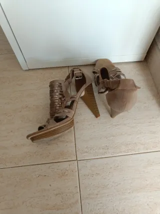 Sandalias de tacón beige mujer