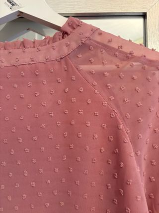 Camisa rosa palo con volantes