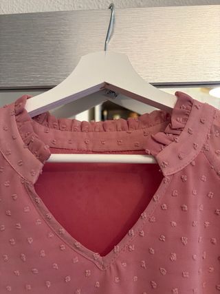 Camisa rosa palo con volantes