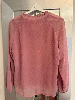 Camisa rosa palo con volantes