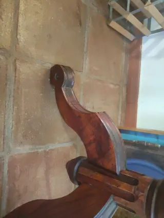 Mesa redonda antigua de madera