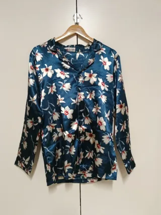 Pigiama blu con fiori