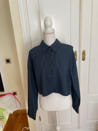 Camisa cropped Pull&Bear azul