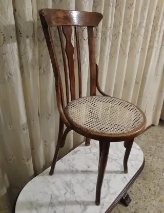 Silla antigua de madera y ratán