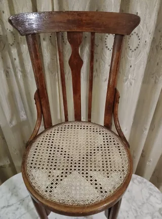 Silla antigua de madera y ratán