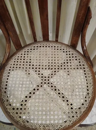 Silla antigua de madera y ratán