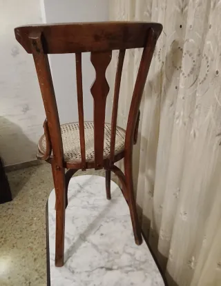 Silla antigua de madera y ratán