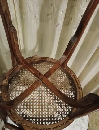 Silla antigua de madera y ratán