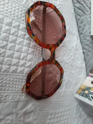 Gafas de sol mujer, carey, con diseño hexagonal.