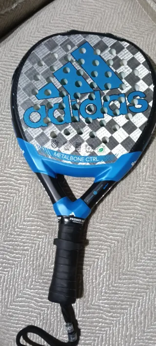 Pala Adidas Metalborne Control, copritesta e ugrip
