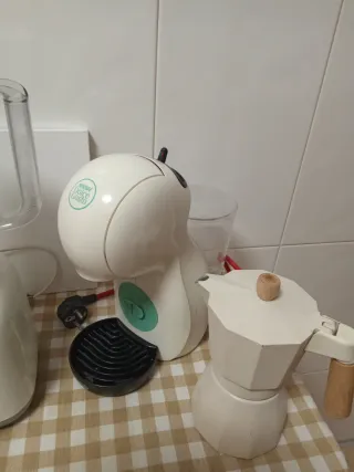 Lote: Cafetera Dolce Gusto y Batidora Philips