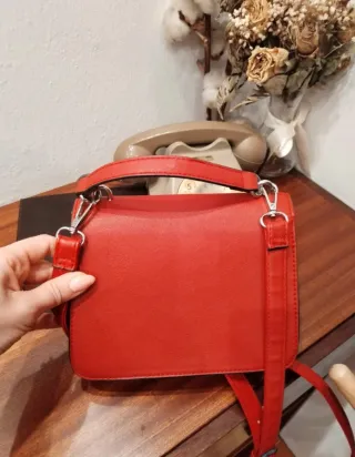 Borsetta rossa con borchie