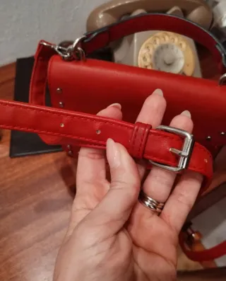 Borsetta rossa con borchie