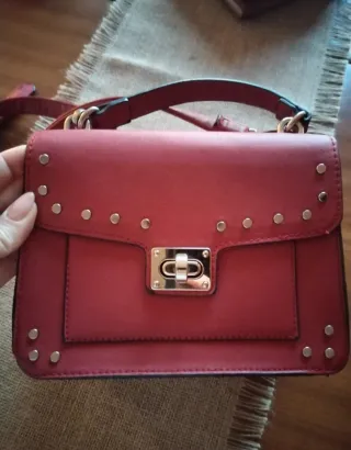 Borsetta rossa con borchie