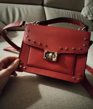 Borsetta rossa con borchie