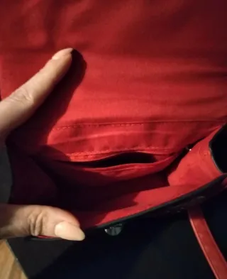 Borsetta rossa con borchie