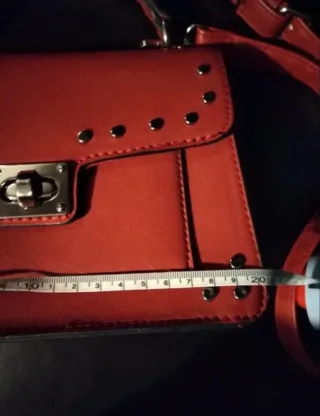 Borsetta rossa con borchie