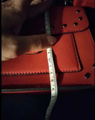 Borsetta rossa con borchie