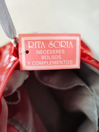 Bolso neceser y zapatillas