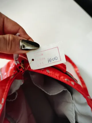 Bolso neceser y zapatillas