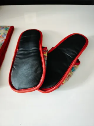 Bolso neceser y zapatillas