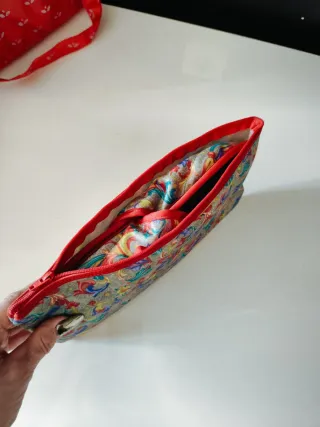 Bolso neceser y zapatillas