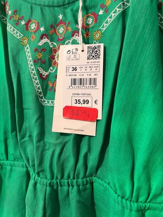 Mono verde con volantes y bordado