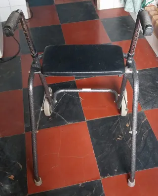 Andador con asiento y ruedas