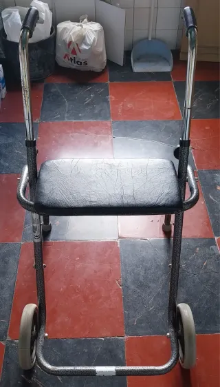 Andador con asiento y ruedas