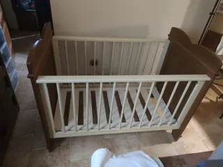 Cuna de madera para bebé