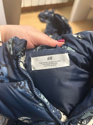 Chalecos H&M niño dinosaurios tallas 6-8 y 8-10.