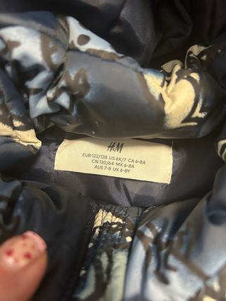 Chalecos H&M niño dinosaurios tallas 6-8 y 8-10.