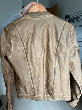 Cazadora polipiel efecto desgastado