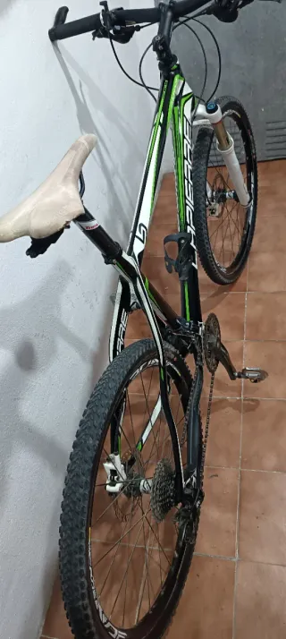 Bicicleta de Montaña Lapierre de carbono talla L,