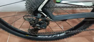 Bicicleta de Montaña Lapierre de carbono talla L,