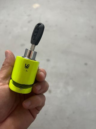 Candado de disco Urban UR14S amarillo.