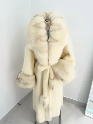 Abrigo de piel beige y blanco