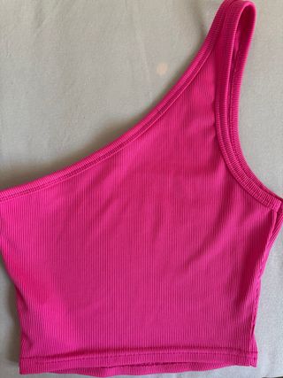 Top de una manga rosa fucsia