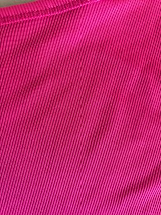 Top de una manga rosa fucsia