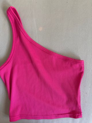 Top de una manga rosa fucsia